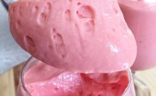 Mousse de Morango com Suco Tang