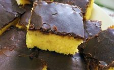 Bolo de Cenoura com Calda Crocante de Chocolate