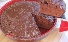 Bolo de Chocolate de Frigideira Fofinho com Calda de Chocolate